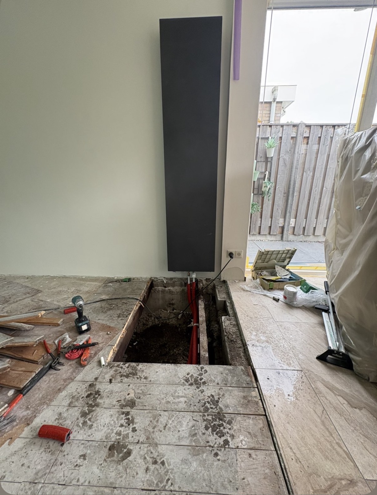 Afgewerkt plat dak met bitumen dakbedekking