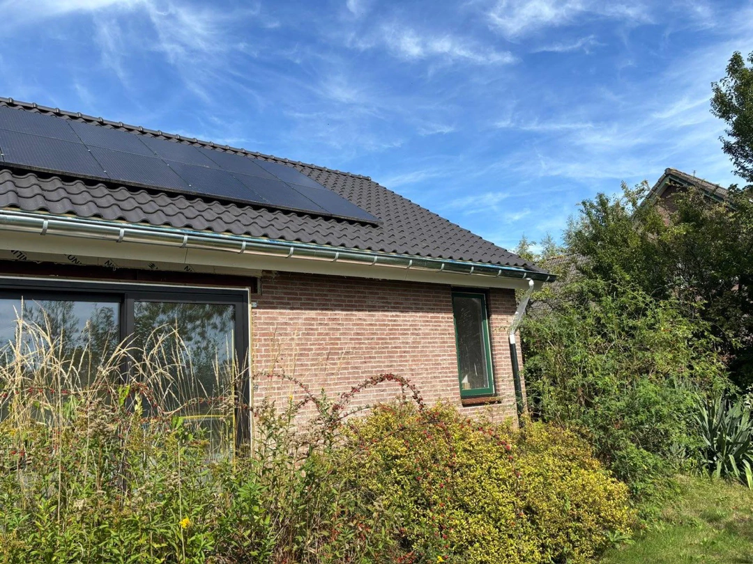 Dak met nieuwe zinken goot en zonnepanelen